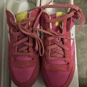 Saucony NWOT Fuchsia and White Sneakers